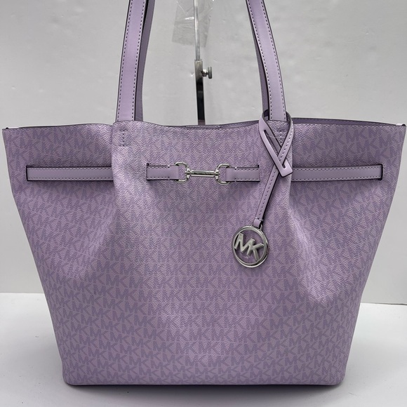 MICHAEL KORS Carson Large Signature Logo CZ Shoulder Tote Bag
Light Quartz
NWT - Picture 15 of 16